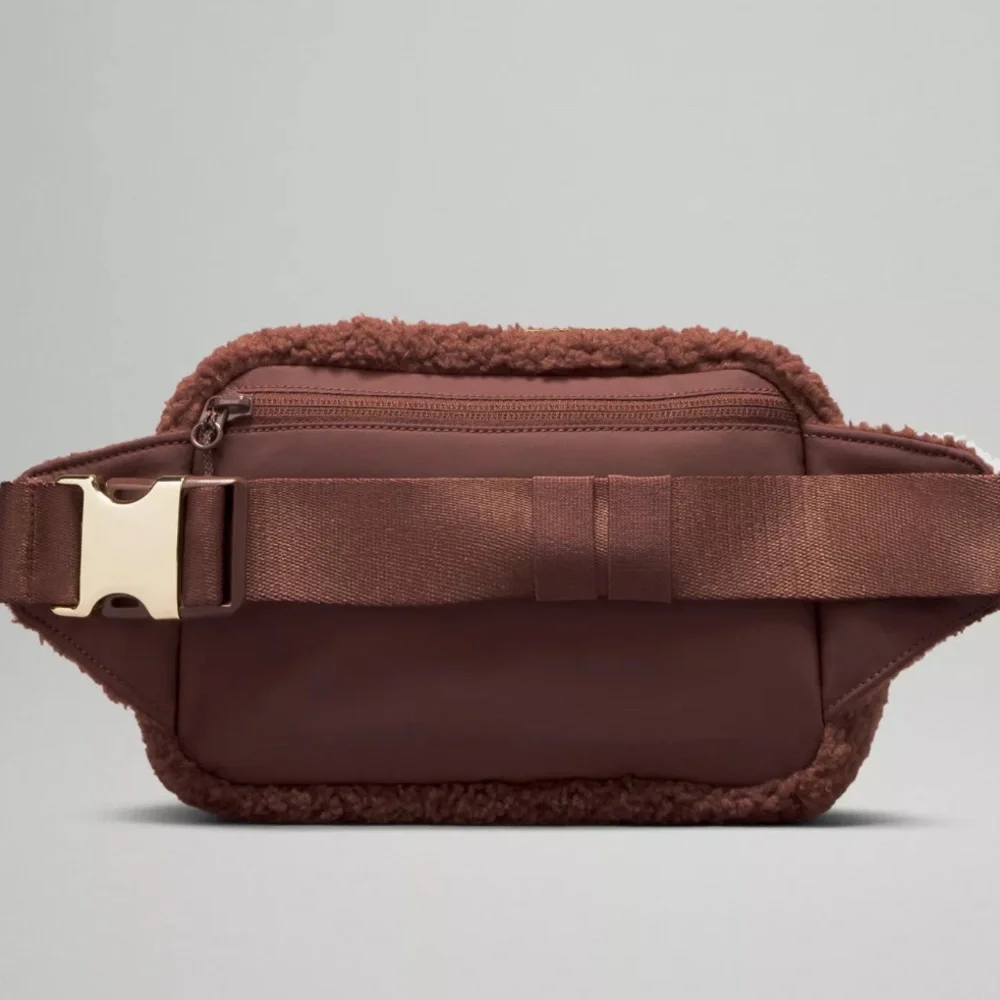 🆕 LULULEMON Athletica Everywhere Belt Bag Fleece LARGE 2L Brown Gold NWT - Picture 3 of 16